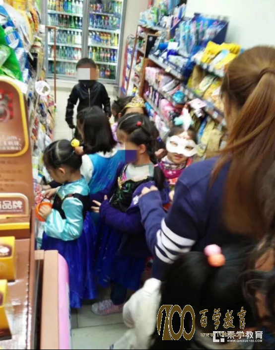 用餐具为孩子接尿?这样的母亲能教育好孩子吗?家长的素养决定孩子的素养!