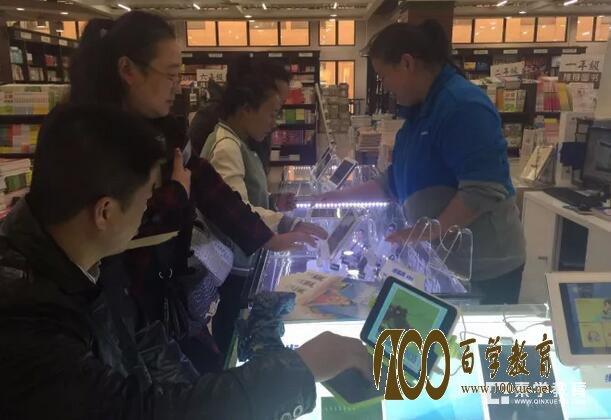 教材配的英语磁带让家长发了愁:“out”的东西怎么还在发啊?