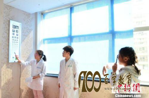 中国孩子的近视发病率逐年上升,眼科专家表示近视年龄越来越小
