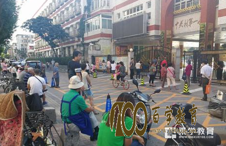 三点半放学,家长遇接娃烦恼,学生真的减负了吗?