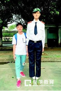 2.01米大一新生武汉报道,天生大长腿令人羡慕!!!