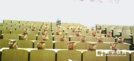 男同学制作手镯送全班女生!!!网友说:这样的同学,请给我来一打!!!