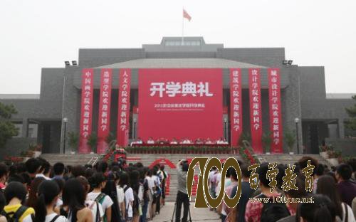就在昨日景苑中景苑中学举办开学典礼!以“蜗牛”自喻,坚持梦想不断前进!学举行了开学典礼,迎来第一届新生,美好的开学典礼也记录下他们人生中最重要的成长时刻。在开学典礼上,同学们合唱《蜗牛》以“蜗牛”自喻,坚持梦想不断前进!这场别样的开学典礼什么样?让我们一起来“观看”一番! 让孩子们绽放生命的美丽 一进校门,就看到校训石上的绿字——“绽放生命的美丽”。校长江志明介绍,这个校训体现了以生为本的办学思想,即尊重学生的差异,因材施教,关注每一位学生的成长,发展每一位学生的个性,提供适恰的品质教育,为成长之美提供前提保障,挖掘潜能,让每个学生的兴趣均能够得到成长,让学生的兴趣开出大美之花。同时,也包含了全面发展的办学追求。学生的文化基础(人文底蕴、科学精神)、自主发展(学会学习、健康生活)和社会参与(责任担当、实践创新)三者相辅相成,顺应时代教育潮流的发展,培养身心健康、会独立思考、会团队协作、会解决问题、会创新、会服务社会的新时代的人才,让每个学生全面发展,为他们人生的精彩夯实综合基础。 让教育回到学生的立场和生命的立场,以“尚美”教育激扬生命,绽放生命,全体师生共同努力,让每个人绽放自我的精彩。 景苑中学希望办成一所“创造美、分享美的一流智慧学校”,初中阶段正是学生审美塑造的关键阶段,学校应该倡导师生创造美、分享美,而不仅仅是发现美。把学校的各项事业办到“美”的极致,始终秉持育人之美,尊重学生的差异之美,实施“分层走班”和“小班化”模式,实现个性化教学;推动美的创造与传播,积极探索美的体验与创造,探索打造学习共同体,师生共同走向美好未来。 打造环保、智慧的校园 打造一所美丽学校是景苑中学的目标,成片的树木刚刚种下去不久,将来,这里会有亭亭玉立的香樟环抱,美轮美奂的樱花广场,硕果累累的百果园,立意深远的“岁寒三友”,苍劲挺拔的银杏林…… 校园的行政楼和三幢教学楼之间有三个精致的庭院:松园、竹园、梅园。松——大雪压青松,青松定且直;竹——未出土前便有节,待到凌云仍虚心;梅——宝剑锋从磨砺出,梅花香自苦寒来。这三位“谦谦君子”可谓各有千秋。“岁寒三友”不仅是孩子们朝夕相伴的朋友,亦是孩子们锻炼心性,修养品性的师长,有此良师益友作伴,孩子们必能有所思,有所悟,有所长。 作为一所新学校,校园里还藏着不少环保节能的设计,例如:利用太阳能光伏给公共区域的照明提供电能;自成一体的水循环系统,可将雨水转化为绿化用水;配备目前最环保的课桌椅;实验室、信息技术、美术、音乐等专用教室一应俱全;更有400个地下停车位供家长们接送使用。 借助大数据统计,提高管理效率,利用云课堂、在线教育扩大课堂辐射,景苑中学还将开启“智慧校园”新时代。学校将建立电子校徽考勤系统、实施开放课堂系统、电子门禁系统、家校帮综合办公系统、云桌面教育应用系统等,大大提升“智慧管理”的水平。 景苑学校目前的师资来源也很强大,包括区内优秀教师流动至学校,面向省内外招聘优秀在职教师18人,18人均有区县级及以上综合荣誉或教学成果;从“211”、“985”等重点师范院校吸纳优秀毕业生。刚刚过去的8月份,老师们开展了一系列的培训,包括新老师入职培训、班主任管理培训、师德培训,以及多媒体教学运用培训。与此同时,围绕新生们,老师们开展了上门家访,了解学生们的多方面情况,而孩子们也刚刚完成了国防教育,一个个都很期待早点到这所美丽学校里来学习和生活。