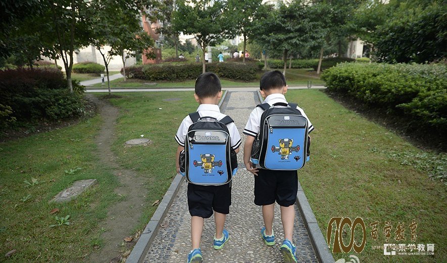 双胞胎要不要在同一个班级上学?双胞胎在一起学习好吗?杭州一小学竟有11对双胞胎 进入8月,杭州各小学新生开始进行了分班,在这次的新学期开始之际,杭州采荷第二小学的老师们在整理新生资料的时候,发现学校这批新生中有11对双胞胎。这就有一个问题了,双胞胎要不要在同一个班级上学?在同一个班级学习好吗?会不会受影响? 双胞胎同班 家长相对轻松,促进孩子良性竞争 和和与乐乐是采荷二小新一年级的11对双胞胎之一,他俩幼儿园就在同一个班,小学将延续同班的状态。爸爸向先生介绍,主要有两方面考虑: 首先是孩子的想法:“我们曾经问过孩子意见,他们都十分想在同一个班,我们尊重孩子的选择。” 其次,孩子在同一个班对家长来说相对轻松。“不同的班级意味着双倍精力的付出,老师风格、教学方式、学习进度略有差异,假期活动也要参加两个,甚至是开家长会,也要两个大人分头进行。” 双胞胎同班,有不少成功的案例。今年,采荷二小的毕业生中就有一对学霸双胞胎——解千扬、解千帆,兄弟俩次次考试名列前茅,初中已经被杭州采荷实验学校录取了。他们的妈妈梁女士说,两个孩子从幼儿园到小学都在同一个班。 两个孩子长得特别像,读书时闹过不少笑话。有一次,哥哥考了100分,弟弟考了98分。老师拉住“弟弟”关心了半天,“弟弟”才委屈地说:“我是哥哥,我考的是100分。”哈哈! 梁女士说,在同一班能让孩子有一个良性竞争。通常其中一个学习去了,另一个也不会独自贪玩。只要其中一个表现好了,家长就会省心不少。两个孩子学笛子、学象棋,还能互相切磋一下。不过,即将升入初中的这哥俩似乎又有了新主意,他们告诉妈妈:初中希望不要在同一个班,想多交一些朋友。 长江实验小学校长丁杭缨介绍,学校曾经有一对双胞胎体质差异较大,为了让他们互相有个照应,学校根据家长的要求把孩子分在了同一个班。 双胞胎不同班 培养孩子独立人格,避免被比较 杭州采荷第一小学教育集团205班的郑章云老师班上有1.5对双胞胎:一对双胞胎和一个龙凤胎姐姐。郑老师说,双胞胎分不分班各有利弊,分班可以避免孩子被比较,能保护孩子的自尊心。 205班的牛牛是一个情商比较高的小姑娘,但成绩相对落后一点;她的弟弟犇犇在另一个班,成绩优秀。他们的妈妈说,幼儿园就发现两个孩子各方面差距较大。所以,一年级报名时牛牛妈妈特意向学校要求,希望把两个孩子分开。 “说实话,这两年也犹豫过,因为不同班确实会吃力很多。但是一想到不同班避免了两个孩子被比较,让他们都健康快乐成长,这就值得了。”牛牛妈妈说。 杭州市育才京杭小学校长、锦绣育才附属小学校务委员会主任莫慧萍表示,学校基本上会从家长管理的方便性来考虑,放在一起的话家长在孩子的接送、学习辅导、活动组织上都能步调一致。不利的因素是经常性拿来对比,容易造成相对较弱的那个孩子有心理负担。所以,一般学校先听家长意见,毕竟家长对自己的孩子比较了解。