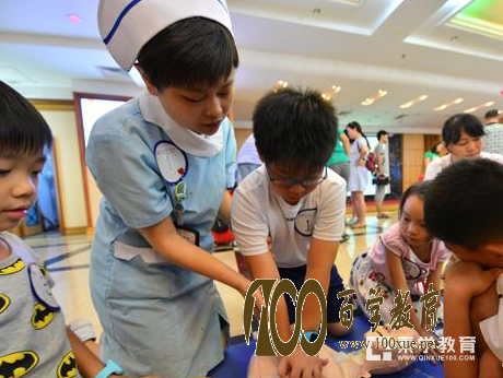 长沙中心医院急自救夏令营开营,学员和家长需通过心肺复苏考核