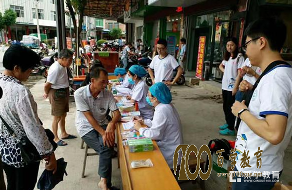 中南大学湘雅口腔医院为广大民众进行口腔义诊,在这炎热的天气送来一丝清凉