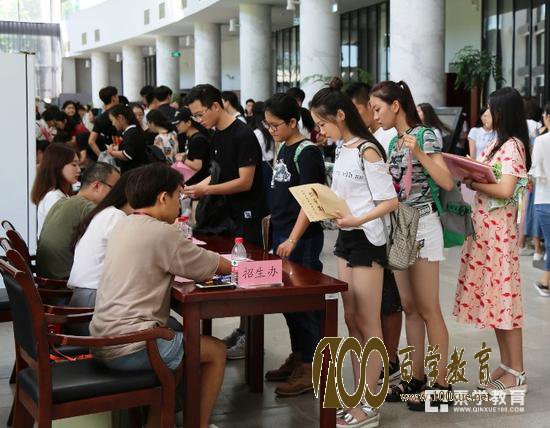 2017中央戏剧学院新生报到现场照片,俊男靓女集聚很养眼