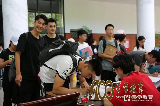 2017中央戏剧学院新生报到现场照片,俊男靓女集聚很养眼