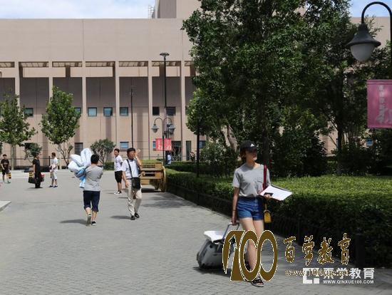 2017中央戏剧学院新生报到现场照片,俊男靓女集聚很养眼