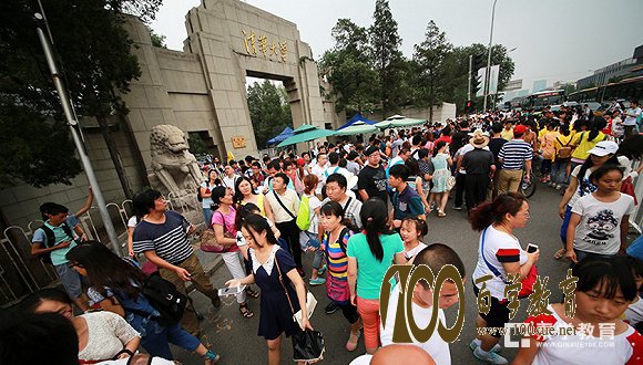 中国的名校有多“难进”?排长龙,一等几个小时都没办法?藏身快递车入清华北大参观
