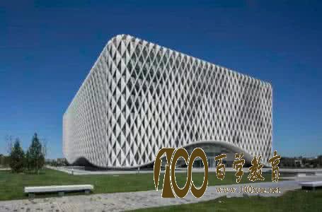　　没有美术基础可以报考建筑类的专业吗?北京建筑大学转专业条件?  　　有一些同学对建筑十分感兴趣，但是从来没有学过相关的知识，连美术功底也丝毫没有，这个时候，同学们就有疑问了，那么，没有美术基础可以报考建筑类的专业吗?在这里，就以北京建筑大学为例，给大家说一说没有美术基础可以报考建筑类的专业吗?北京建筑大学转专业条件?  　　    　　没有美术基础，“风景园林”、“城乡规划”这样的专业读起来会不会吃力?  　　我校所有专业没有美术加试。虽然建筑学等专业可能需要一定的美术基础和美术爱好，但我们学校采取的是传统的小班教学，师傅带学生这种手把手的教学方式，按照23左右一个人小班，每次设计课，一个班会分成两到四个组，有两到四个老师来带，基本上一个老师指导六七个学生。对学生的美术没有任何测试，只要你喜欢或者爱好，学起来没有问题。  　　转专业政策  　　1、在一学年结束的时候，大约有15%的学生可以提出转专业申请，按照学分绩点排名，大概有10%的学生可以申请转专业成功，去年成功转专业的学生大概有100多名，占到在校生人数的10%以上。  　　2、面对北京考生有一个工科创新实验班，在本科二批次招生。这个班的学生经过一个学期的学习以后，学习成绩前50%的学生可以申请到学校的一批次专业去就读，剩下的学生在本科二批专业随便挑，其他专业学生都是按照我们一年转专业这个时间节点进行操作。  　　3、文理科目前还没有放开。但对于当年超过一批分数线录取在二批的北京学生，可以参加我们本科一批次专业的申请。