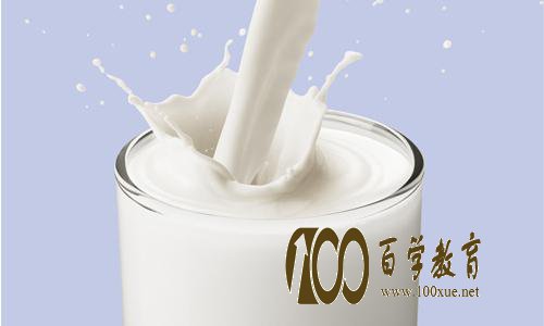 牛奶不可否认的确是对孩子的成长有帮助,但是好的东西不加以利用,就会变成对孩子不利的东西,因此,牛奶一定要喝的正确才能发挥出真正的效果,关于牛奶,你存在在哪些认识上的误区?今天,就来为大家盘点一番,牛奶你真的喝对了吗? 牛奶越浓越好 太浓可能损伤消化器官 有家长认为,牛奶越浓,孩子得到的营养就越多,这是不科学的。 所谓过浓牛奶,是指在牛奶中多加奶粉少加水,使牛奶的浓度超出正常的比例标准。也有的家长唯恐新鲜牛奶太淡,便在其中加奶粉。其实,婴幼儿喝的牛奶浓淡应该与孩子的年龄成正比,其浓度要按月龄逐渐递增。这是因为婴幼儿脏器娇嫩,受不起过重的负担与压力。奶粉冲得过浓,或者在新鲜牛奶中掺入奶粉,其营养成分浓度升高,超过了婴幼儿的胃肠道消化吸收限度,不但消化不了,还可能损伤消化器官。 加糖越多越好 会让孩子虚胖、抵抗力差 不加糖的牛奶不好消化,是许多家长的“共识”。加糖是为了增加碳水化合物所供给的热量,但必须定量,一般是每100毫升牛奶加5~8克糖。如果加糖过多,导致过多的糖进入婴儿体内,会将水分潴留在身体中,使肌肉和皮下组织变得松软无力。这样的婴儿看起来很胖,但身体的抵抗力很差,医学上称之为“泥膏型”体形。过多的糖贮存在体内,还会成为一些疾病的危险因素,如龋齿、近视、动脉硬化等。 牛奶和糖一起加热 高温下会产生有害物质 牛奶里加什么糖好呢?zui.好是蔗糖。蔗糖进入消化道被消化液分解后,会变成葡萄糖被人体吸收。有的家长专门给孩子买葡萄糖,这大可不必。葡萄糖甜度低,用多了又容易超过规定范围,而且孩子还会因不甜而拒食。 还有一个何时加糖的问题。有些家长把糖与牛奶加在一起加热,这样牛奶中的赖氨酸就会与糖在高温下(80℃-100℃)产生反应,生成有害物质糖基赖氨酸。这种物质不仅不会被人体吸收,还会危害健康,尤其对小儿危害更大。因此,应先把煮开的牛奶晾到温热(40℃~50℃)时,再将糖放入牛奶中溶解。 牛奶加巧克力 可能导致缺钙、腹泻 有家长以为,既然牛奶属高蛋白食品,巧克力又是能源食品,二者同时吃一定大有益处。事实并非如此。液体的牛奶加上巧克力会使牛奶中的钙与巧克力中的草酸产生化学反应,生成“草酸钙”。于是,本来具有营养价值的钙,变成了对人体有害的物质,从而导致缺钙、腹泻、少年儿童发育推迟、毛发干枯、易骨折以及增加尿路结石的发病率等。 用酸奶喂婴儿 影响正常的消化功能 酸奶是一种有助于消化的健康饮料,有的家长常用酸奶喂食婴儿。然而,酸奶中的乳酸菌生成的抗生素,虽然能抑制很多病原菌的生长,但同时也破坏了对人体有益的正常菌群的生长条件,还会影响正常的消化功能,尤其是患胃肠炎的婴幼儿及早产儿,如果喂食他们酸奶,可能会引起呕吐和坏疽性肠炎。