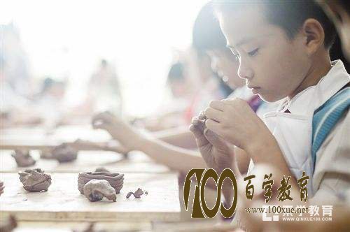 每一位家长肯定是喜欢孩子是多才多艺的,因此不少家长还在孩子小的时候就开始培养孩子学习各种各样的才艺,但是学习才艺不是家长的一厢情愿,我们也要考虑到孩子的想法,那么,当代父母对孩子学习才艺存在哪些误区?我们一起来看看,希望各位家长走出误区! 宝宝学才艺的3大误区 一厢情愿:进特长班学习,对于许多孩子来说都不是心甘情愿的,有相当一部分是由家长一手包办,不少孩子对究竟该学什么好、自己是否适合进行特长教育等问题都心中无数,报名参加特长班的学习完全是家长的一厢情愿。如此,若孩子对所学的内容缺乏学习兴趣,这不但收不到应有的教育效果,反倒会阻碍孩子情商和智商的正常发展。 贪多求全:一些家长盲目认为多学总比少学好,今天让孩子学钢琴,明天让孩子学美术,过两天又让孩子改学书法。不堪重负的孩子,平时忙双休日也忙,除了要完成学校布置的家庭作业外,还要忙写字弹琴或绘画,难怪有些孩子会发出这样的感慨:放学后,我宁愿被老师留下来也不愿立即回家! 方法不当:特长教育对孩子来说,的确有其积极的一面。但是,孩子毕竟是孩子,贪玩好耍是他们的天性,同时他们的兴趣与爱好都具有较大的可变性,今天喜欢的东西,明天也许就不再喜欢了。因此,家长要注意因势利导,激发孩子的学习兴趣和学习欲望,但事实上相当一部分家长却没有做到这一点,当孩子对学习生厌时,家长不是循循善诱地加以引导,而是采取强迫压制的办法逼着孩子去学,结果往往事与愿违,这正好应验了那句老话:“强扭的瓜不甜。” 宝宝学才艺要掌握天时地利人和才行哦。