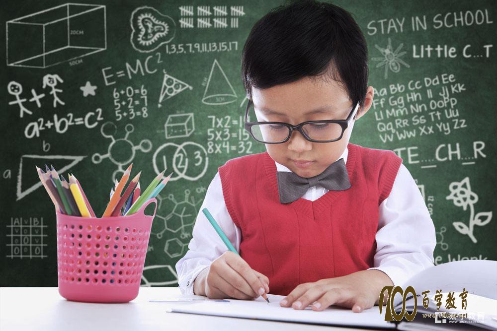 孩子写作业总是拖沓怎么办?父母如何帮助孩子提高写作业的速度? 孩子一提到写作业就有各种各样的“小毛病”走到书桌前,一会儿找文具,一会儿上厕所。刚写没多久就开始玩儿手指头,一点作业能耗上好几个小时。孩子写作业总是拖沓怎么办?父母如何帮助孩子提高写作业的速度?找出问题对症下药! 一、条理性差——做题没顺序,总是在乱找东西 一会找找橡皮,一会找找铅笔,本来是一个小时就能做完的作业,他就要花两个小时甚至更多。而且一会写几道语文题,一会再去做做数学题,不按照顺序来。 老师在批改作业时也发现,这类的学生作业经常不按照顺序做,也不写题号,根本弄不清是哪道题,所以有些题经常会做错或漏做。 对策 首先,父母要先告诉孩子,写作业之前要做好准备,文具,作业的顺序都需要孩子来安排。没有条理,也就是没有做计划的问题。父母要从小教育孩子养成事前准备的好习惯,防止遇事慌乱。 真正要治本,还得在生活上和学习上全方位要求孩子,慢慢地从各方面放手,要让孩子自己学着照顾自己,自己安排自己的生活和学习,父母不要手太勤,忍不住帮孩子去做,要学着做一个懒妈妈,甚至可以让孩子适当帮父母做点家务,这样孩子条理性也会越来越好。 二、过于追求完美——橡皮综合症 还有的孩子,什么都好,作业工整,成绩优秀。就是有一个毛病,写作业特别慢,写的字稍微有一点点不整齐或者不干净的地方,就会马上擦掉重写,有时甚至把本子擦破了,如同强迫症一般。 对策 老是喜欢使用橡皮,不停地擦来擦去的现象,心理学上称之为“橡皮综合症”。原因是孩子学习压力大,心情焦虑,怕出错,对自己要求高或者是父母对孩子要求高造成的。 对患有橡皮综合症的孩子,父母不要过多指责,要用奖励手段进行强化训练来达到目的。孩子在家做作业时尽量少用橡皮,如果作业本保持清洁、在一定时间内迅速准确地写好字,就有一定奖励。 如果孩子离不开橡皮,家长zui.好把橡皮没收,经过一段时间的强化训练,孩子依恋橡皮的坏习惯会逐渐得到纠正。 三、学习基础差——对学习不敢兴趣,做作业吃力 本身的基础就差,上课老师讲的很多知识点还没有消化吸收,回到家做作业的时候自然就很费劲。一个人干着自己头疼的事,他当然不可能主动,当然是能拖则拖呀! 对策 了解孩子到底哪里掌握的不好,家长可以自己给孩子补习,或者告诉老师,让孩子及时消化掉新学的知识点。基础是从小就要打好的,所以小学期间家长一定要紧盯着孩子的作业学习情况,等到孩子养成了良好的学习习惯,自然学习就不用家长费心了。 想方设法让学习变得有趣起来,每个人都是这样,对于喜欢的事、有趣的事都愿意快点做;而对于枯燥的事,不那么有趣的事,则能拖则拖。所以,父母要多想办法,尽量调动孩子的写作业兴趣。 四、注意力不集中——无关动作多 因写作业时总是东看西看,磨磨蹭蹭,一会儿玩橡皮,一会儿吃铅笔,要么咬手指,而且写一会儿就起来溜达一圈,到外摸摸看看。你家的孩子也有这样的毛病吗? 对策 父母可以让这样的孩子分段写作业。放学后,问问孩子总共有多少作业,以20分钟为一段,做20分钟作业后,休息一会。这样孩子更容易集中注意力完成作业。 为孩子提供安静的学习环境。孩子学习的地方要简洁、整齐,尤其是书桌,不能堆放玩具等会分散孩子注意力的东西。要求孩子在学习之前准备好所有要用到的文具,避免写作业的过程中又找东西。 五、协调性差——感统失调 有的孩子如果有足够的耐心的话,问题都能答对,但是不能太着急,不能逼他,只能耐心地等。每次写完作业时,由于思维比较快但是表达和写的慢,所以就经常写错、漏写、跳字甚至串行,那样就要重新擦掉,有时写了擦,擦了又写,经常把本子擦破。孩子自己也很着急,很生气。 影响孩子磨蹭的原因还有一类是孩子生理方面的。儿童该爬的时候没爬,日后可能出现协调性、平衡感差、该哭的时候不让哭,口腔肌肉缺乏锻炼,心肺功能弱,甚至语言表达差。 对策 这样的孩子,需要专门做一些感统训练!孩子是否有感统失调,细心的父母只要有心,是能发现孩子的。如果发现孩子确实不是因为态度问题,不是因为主观努力不够,可以带孩子到医院去检查一下,看看感统是否失调!如果确实有,只要坚持做一段时期的感统训练,孩子就会有所好转!