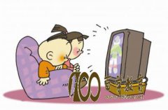 孩子爱看电视都要注意些什么呢?看电视千万别过早成近视眼
