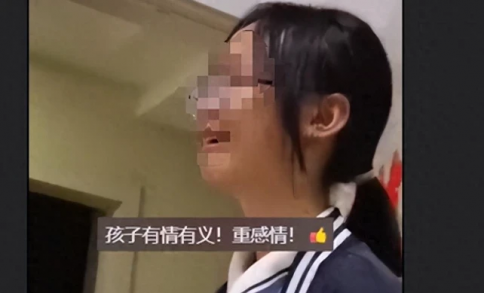 得知同学去世，女孩崩溃大哭