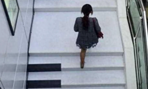 大学女生争执了几句跳楼身亡了